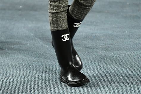 bottes chanel 2022|Chanel signe les bottes les plus chic de l'hiver .